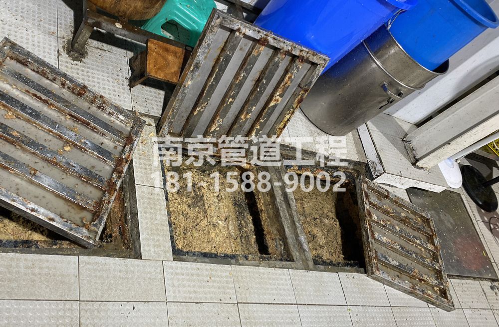 278莫愁湖城管中队食堂隔油池清理