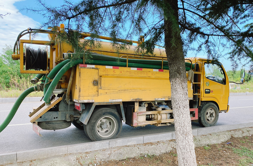 283莫愁湖清洗抽粪车